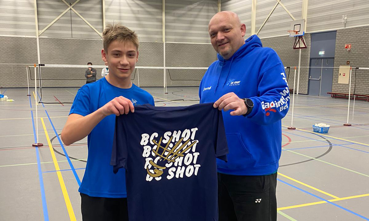 BC Shot nieuws: Drie leden aan de haal met uniek Badmintonshirt